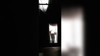 Một nữ sinh viên đại học đã cởi quần lót ngay trước cửa sổ ký túc xá của mình