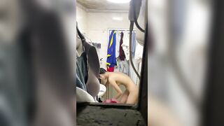 Quay lén em gái hàng xóm tắm bé nó 17+ thôi đó