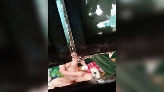Quay lén nhỏ bạn thân trong lúc đợi nó trang điểm