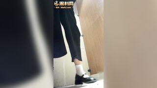 Cam kín quay lén các em teen mình dây tq đi vệ sinh trg wc công cộng