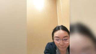 Gái xinh đi dao phố vào nhà vệ sinh công công nhét toy vào lồn thủ dâm phần 2