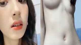 Em công nhân livestream show lồn không một cọng lông