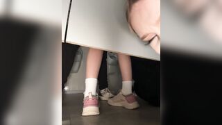 Hai em rau dâm vào nhà vệ sinh nam xem cặc thì bị phát hiện gạ địt phần 1